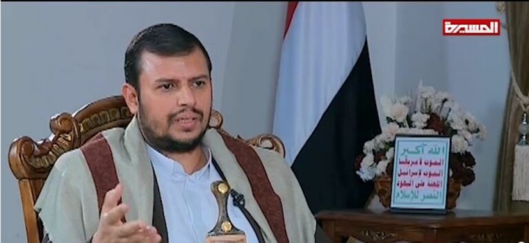 أشياء اختفت فجأة من إطار الكاميرا.. بماذا فوجئ مشاهدو مقابلة عبد الملك الحوثي! (شاهد)