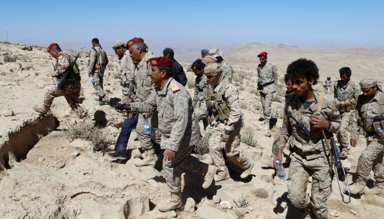 هو الثالث خلال أقل من أسبوع.. قيادي عسكري جديد من الجيش الوطني يصل صنعاء ويعلن انضمامه للحوثيين (الاسم + صورة)