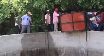 شاهد.. عملية إنقاذ مثيرة لفهد صغير سقط داخل بئر عميقة (فيديو)