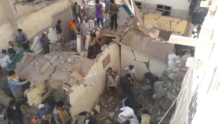 شاهد.. روسيتين بين ضحايا غارات التحالف على حي سكني وسط صنعاء