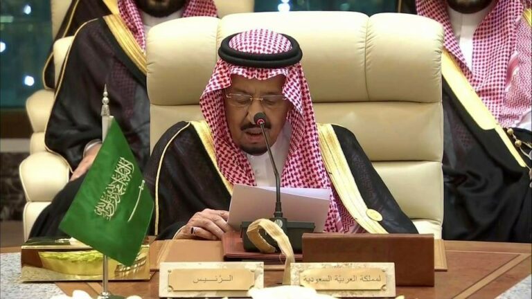 عاجل: الملك سلمان يشن هجوما لاذعا على إيران في القمة الخليجية الطارئة (فيديو)