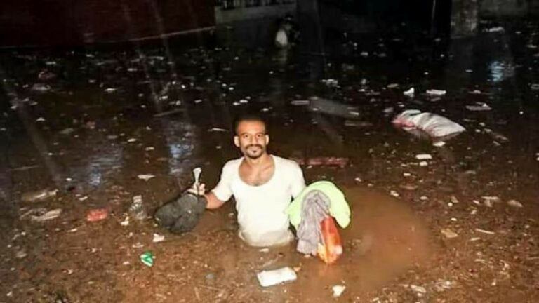 سقوط حاويات وغرق منازل وقطع للطرقات.. السيول تغرق عدن والأهالي يناشدون الحكومة إلى التدخل العاجل (صور وفيديو)