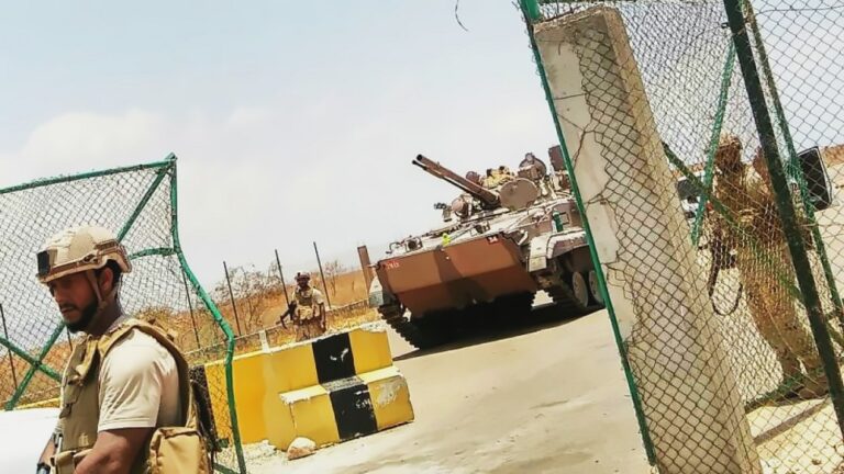 شاهد: أول صورة لقائد الحزام الأمني الموالي للإمارات بعد إصابته خلال الهجوم على ميناء سقطرى