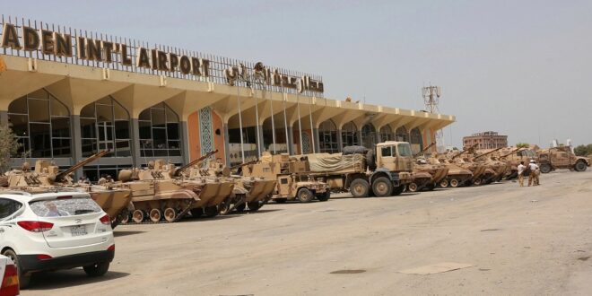 دبابات وآليات عسكرية في مطار عدن