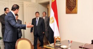 نجل مرسي ينشر صورة لوحة على مكتب والده
