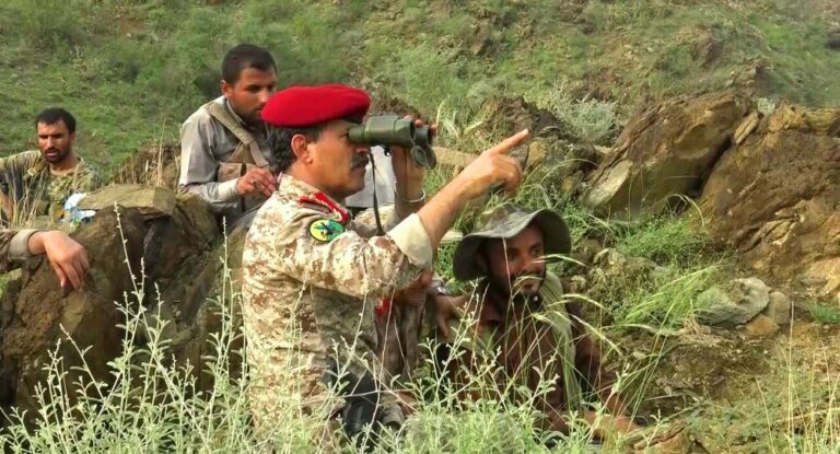 بالفيديو.. وزير دفاع الحوثيين يفاجئ السعودية ويطل على نجران بعد سيطرة قواته على 20 موقعاً عسكرياً (شاهد)
