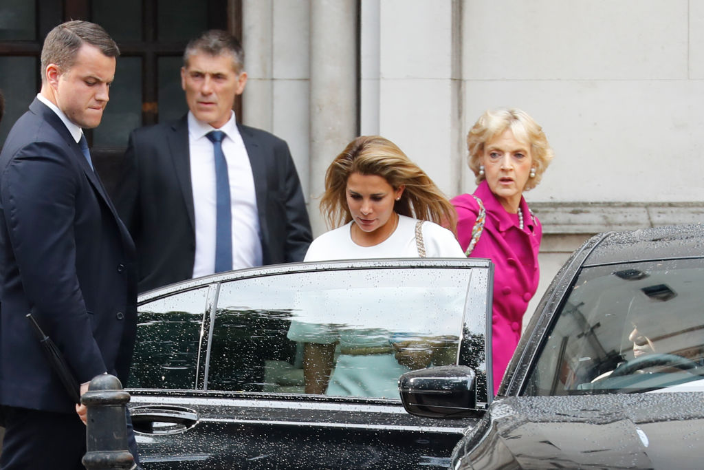 الأميرة هيا تخرج من المحكمة برفقة محاميتها