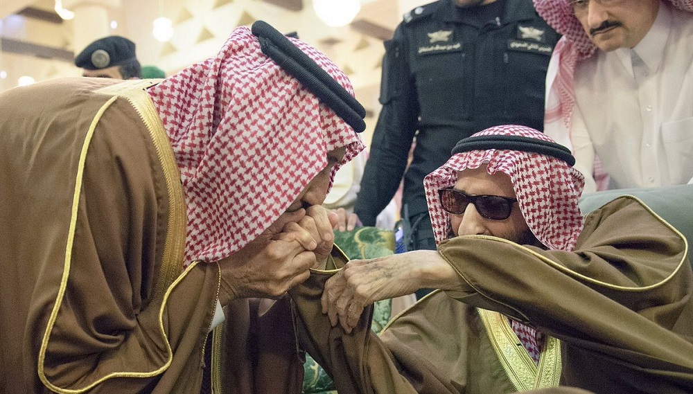 الملك سلمان يقبل يد شقيقه الأمير بندر