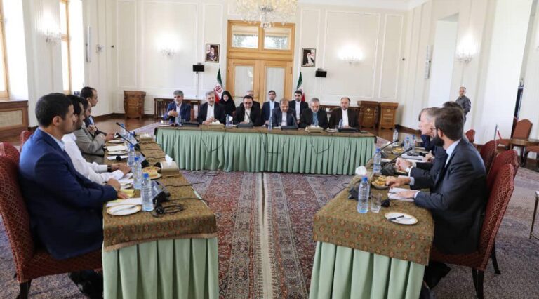 الوفد الحوثي الزائر لإيران يلتقي سفراء أربع دول أوروبية