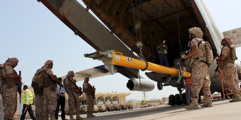 جنود من التحالف العربي في مطار عدن