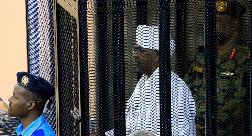 الرئيس السوداني المعزول عمر البشير داخل قفص المحاكمة