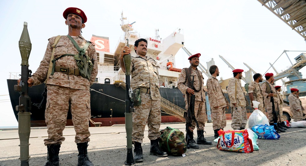 عناصر من الجيش اليمني التابع للحوثيين خلال الانسحاب من الحديدة