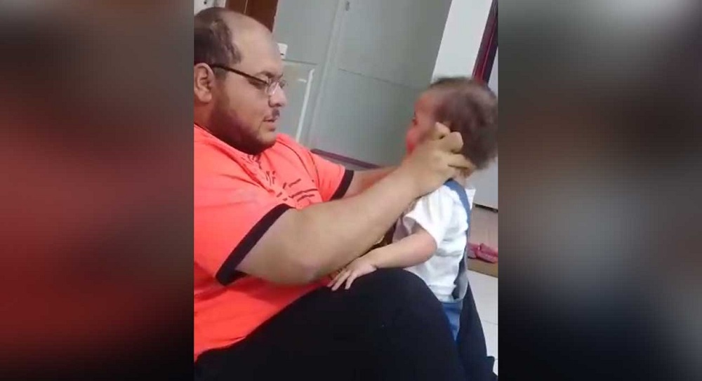 شخص يعذب طفلته في السعودية
