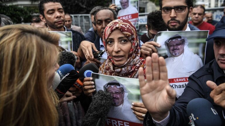 توكل كرمان تحمل صورة خاشقجي