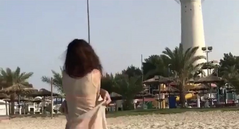 فتاة تخلع ملابسها أمام أبراج الكويت