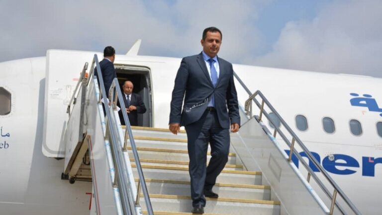 الحكومة تغادر من عدن وقرارات جمهورية