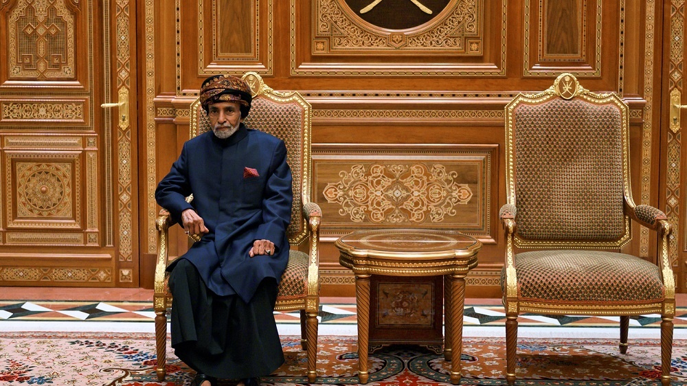 السلطان قابوس يصدر أول قرار رسمي
