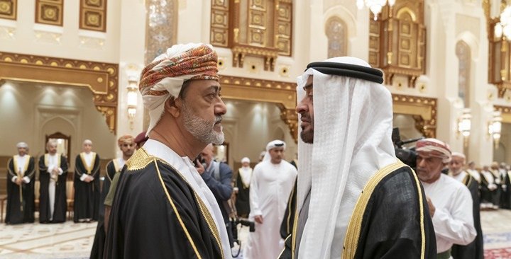 سلطان عمان يرفض مصافحة بن زايد