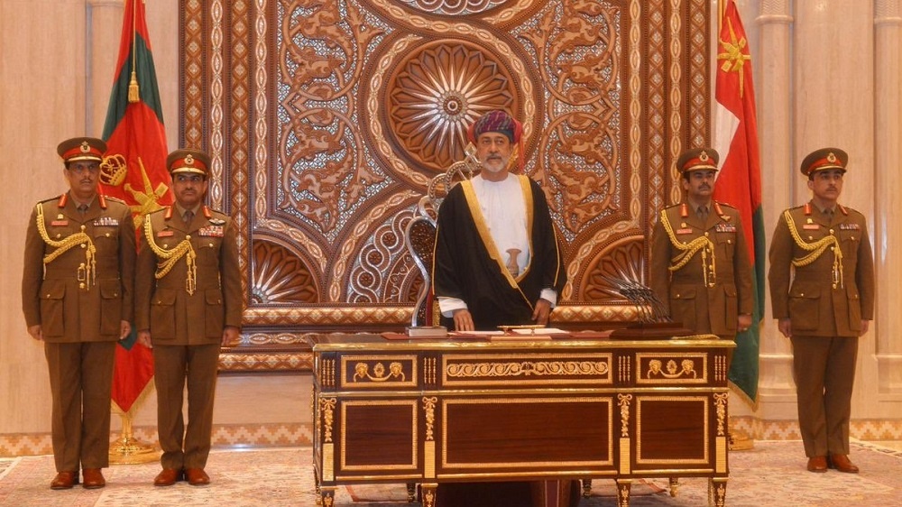 قرار يجرد سلطان عمان من ألقابه