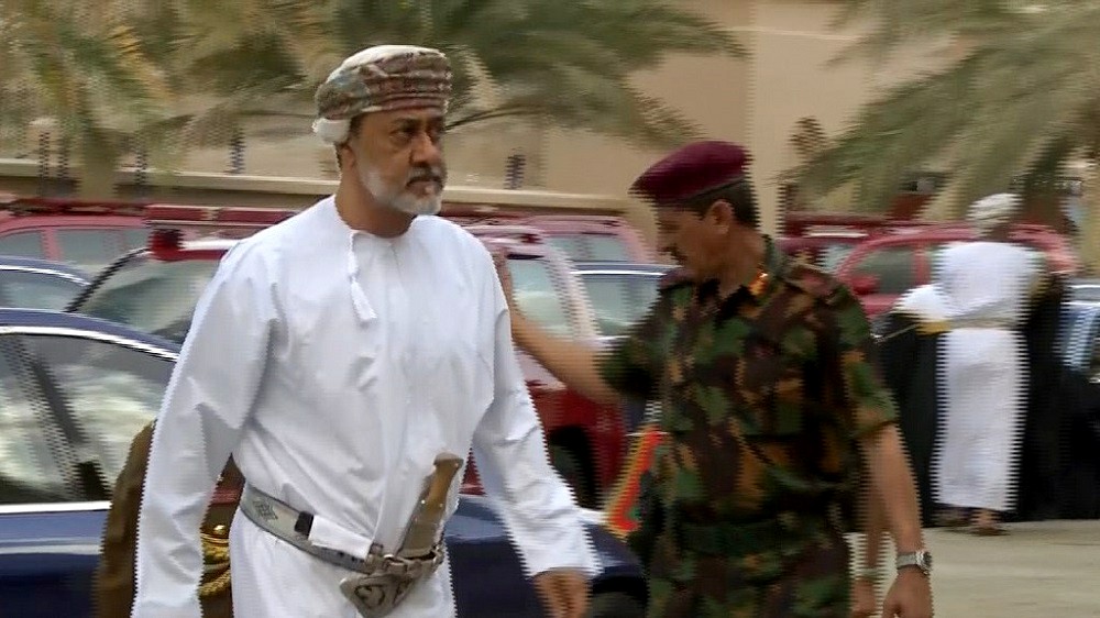 سلطان عمان يدق طبول الحرب السعودية