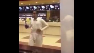 شاب يحمل سكينًا بأحد مطاعم الرياض