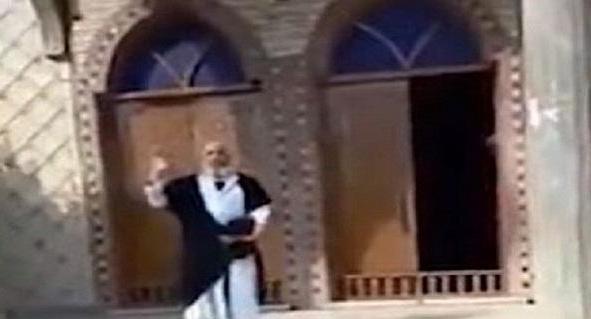 مصري يقف أمام مسجد مدعياً المهدي
