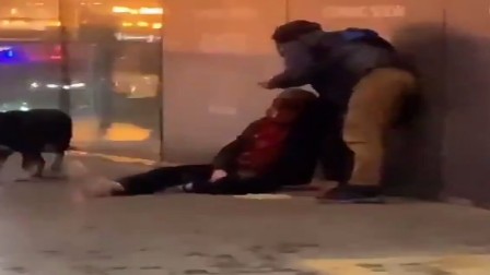 لحظة سقوط شخص بالشارع مغشيا عليه