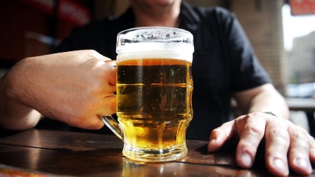 الصحة العالمية توضح علاقة شرب الكحول