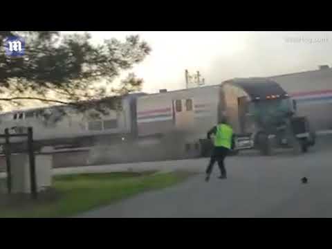 لحظة اصطدام قطار ركاب بشاحنة بتكساس
