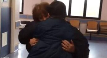 شاهد بالفيديو: “منحه الأطباء مهلة يومًا لتوديع أمه قبل وفاته فتغيرت حياته للأبد”.. قصة شاب هزم كورونا وخيب كل التوقعات