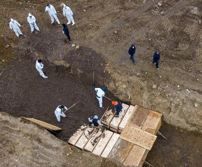 حفر خندق لدفن ضحايا كورونا بنيويورك