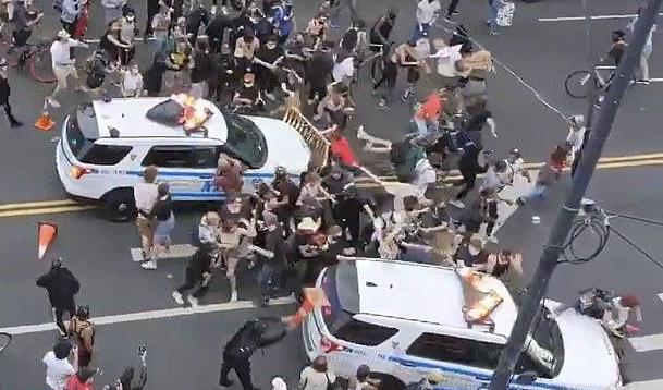 بالصور سيارات الشرطة تخترق صفوف الحشود