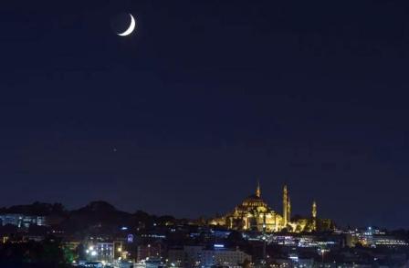 دولة عربية تعلن أول أيام العيد 