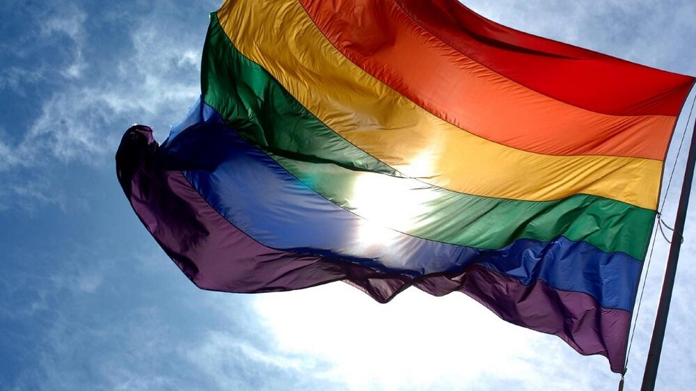علم المثليين يُرفع في دولة عربية