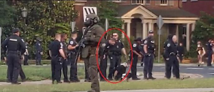 بالفيديو شرطي أمريكي يبصق على متظاهرة