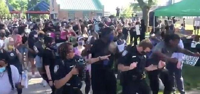 رجال الشرطة الأمريكية يرقصون مع المتظاهرين