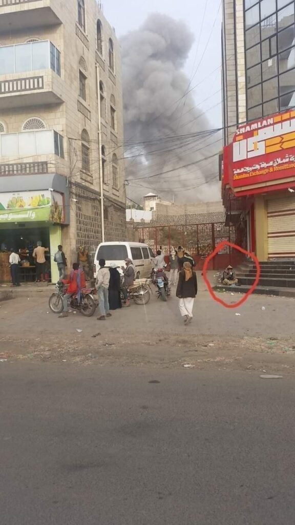 مواطن يمني لم يأبه بقصف طيران التحالف على العاصمة صنعاء