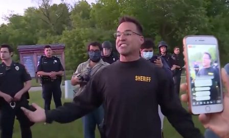 شرطي أمريكي يفاجئ المحتجين في “تظاهرات 