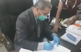 بالفيديو: عراقيون يقتحمون مكتب مسؤولا في الصحة ويجبرونه على كتابة استقالته