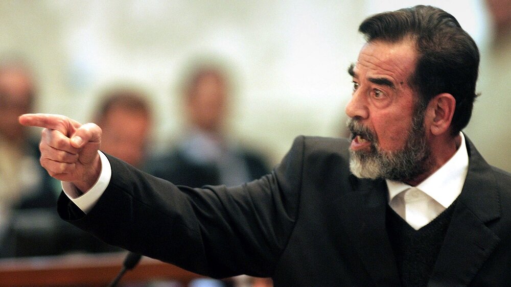 القاضي الذي أعدم "صدام حسين" يفجر