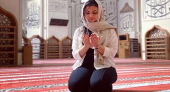 بعد انتقادها على صورها بمسجد آيا صوفيا.. الإعلامية اليمنية ترد بشكل قوي على منتقديها: “شغلكم بنطلوني” (فيديو)