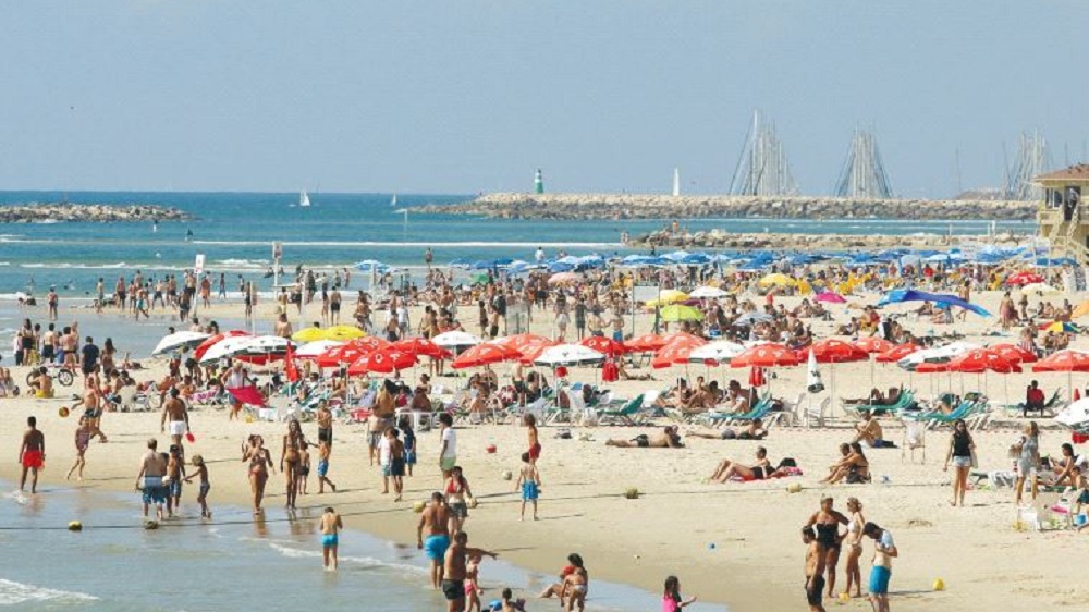 مظاهرات بـ"البكيني" في إسرائيل على البحر