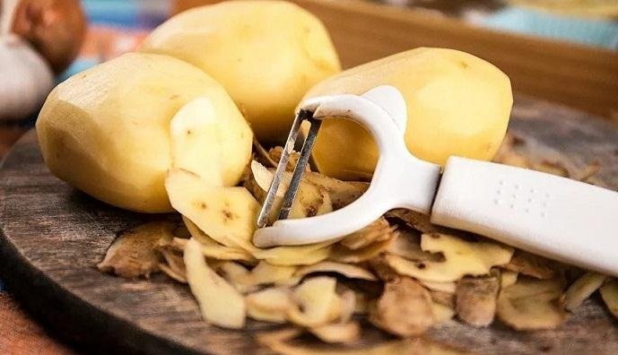 خطأ “فادح” يرتكبه عند طهي “البطاطس
