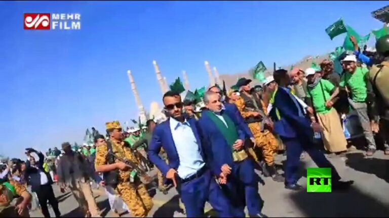 مفاجأة.. مسؤول دولي رفيع المستوى يظهر في العاصمة صنعاء وسط إجراءات أمنية مشددة (فيديو)