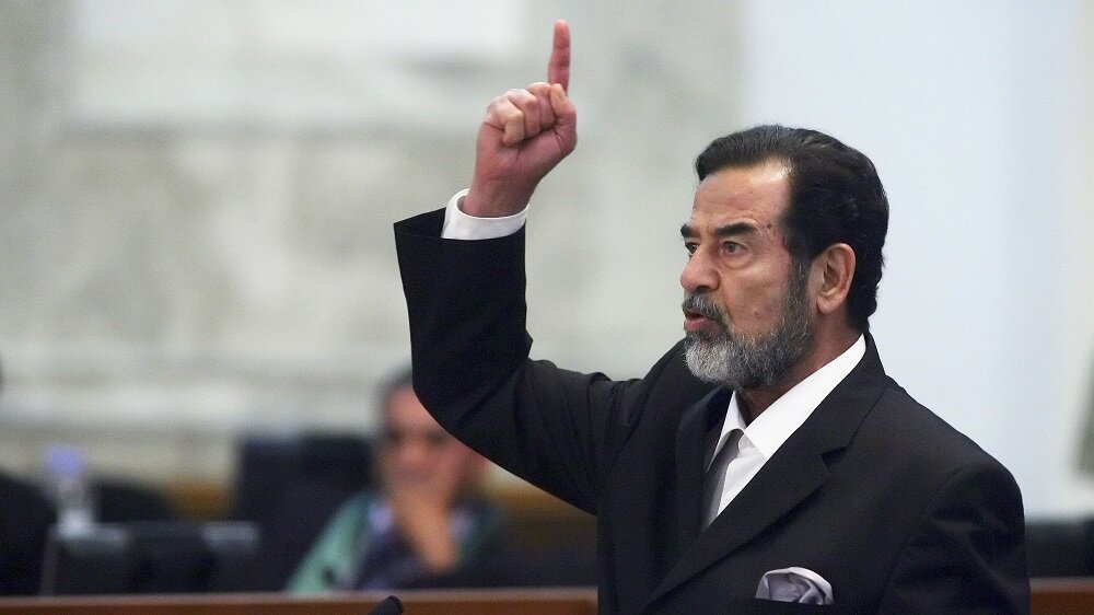 ظهور مفاجئ لـ”صدام حسين” في مجلس عزاء القاضي الذي حاكمه.. شاهد كيف كانت ردة فعل الحاضرين (صور)