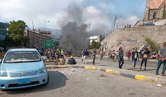 بناء عدن يخرجون إلى الشوارع احتجاجا