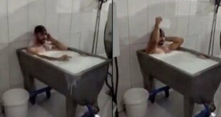 عامل تركي يستحم بالحليب في مصنع