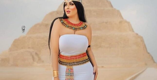 عارضة الأزياء صاحبة الزي الفرعوني