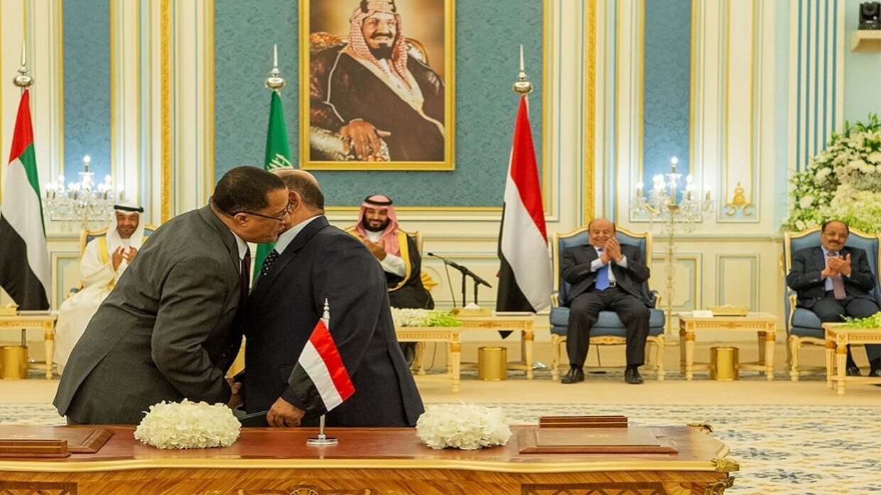 الحكومة الجديدة تؤدي اليمين الدستورية أمام الرئيس هادي غدا الخميس في الرياض وليس في عدن!