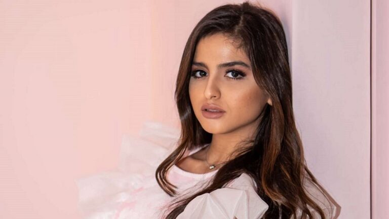 حلا الترك تسجن أمها .. سارة الغامدي تطالب بمنع أنشطة الطفلة العاقة في السعودية
